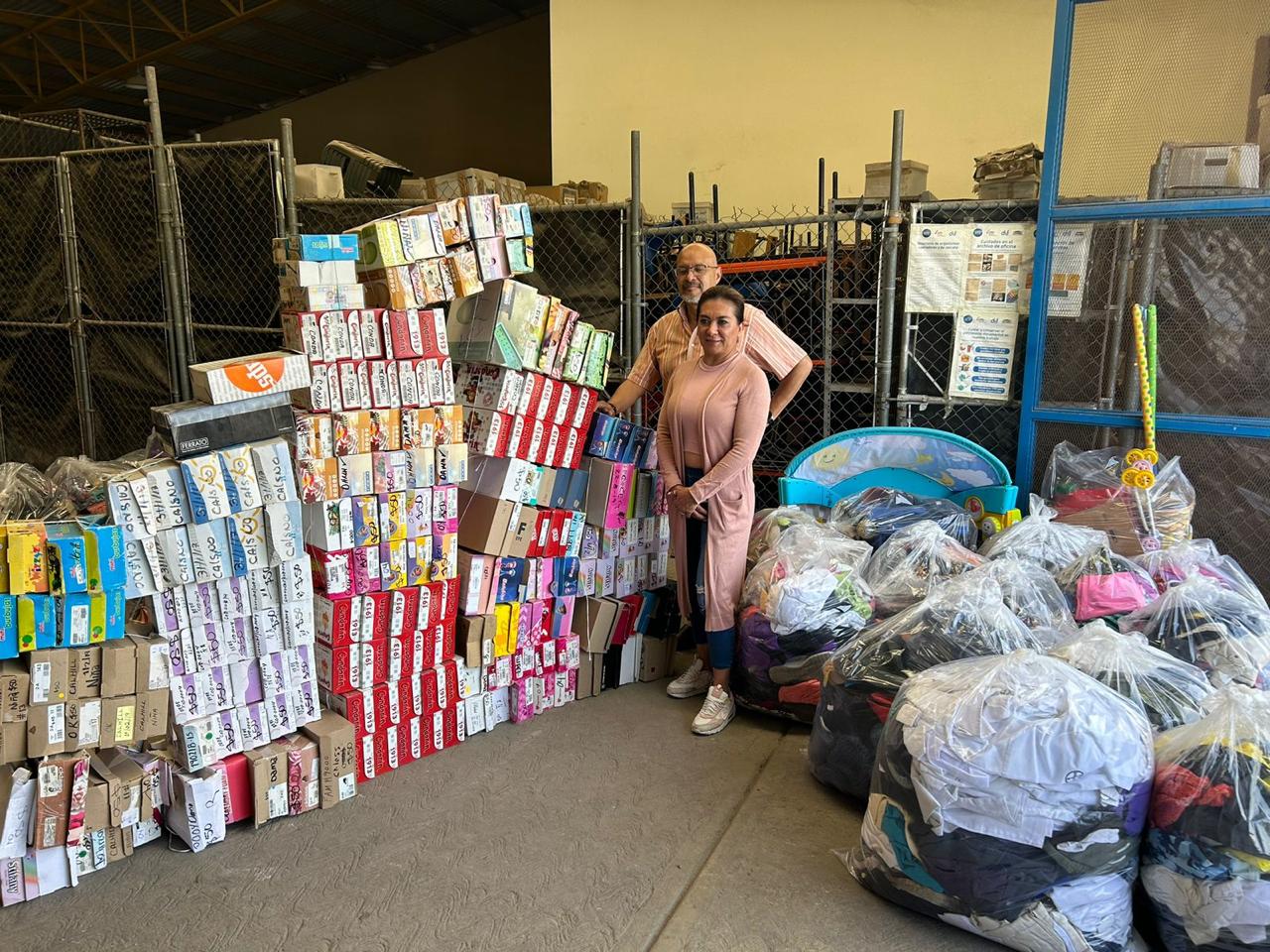 Dona DIF 200 pares de calzado, ropa, juguetes y artículos diversos, destinados a beneficiar a la Casa del Migrante Galilea.